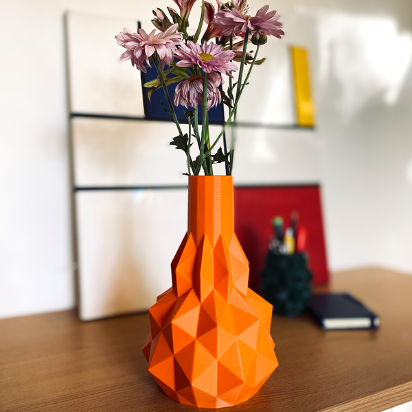 POLY VASE: A Sculptural Masterpiece for Modern Spaces